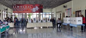 Simulasi Pencoblosan, KPU Kota Mojokerto Minta Petugas KPPS Cermat saat Pencoblosan