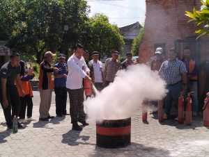 PT Firetech Berikan Bantuan Apar ke Kelurahan Gunung Gedangan Antisipasi Kebakaran