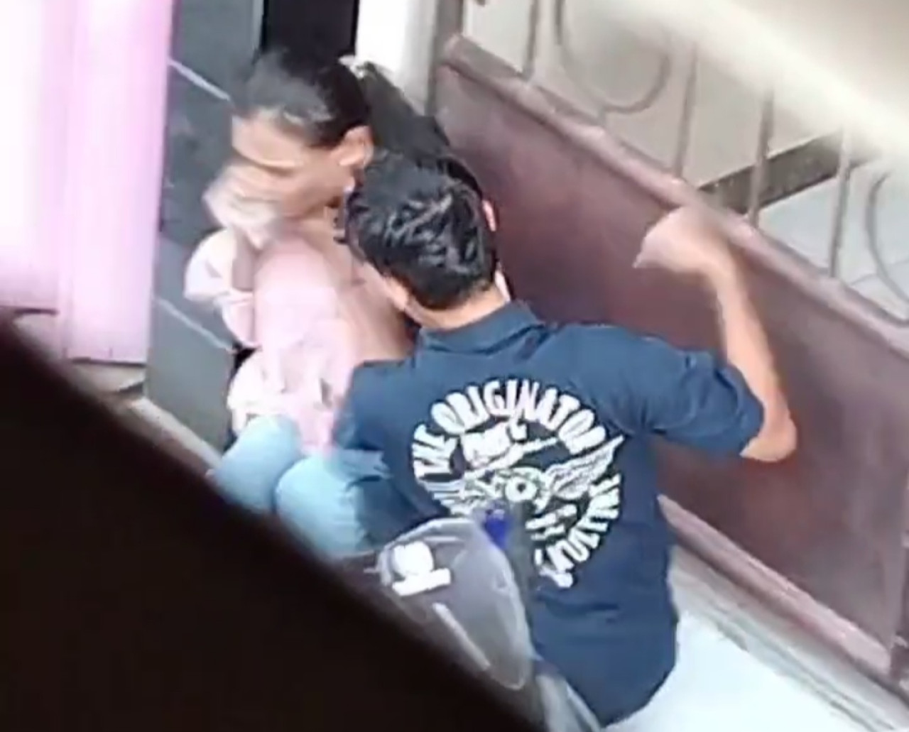 Viral! Mahasiswa UTM Terekam Aniaya Pacar Depan Kos