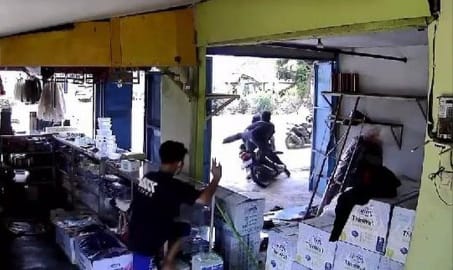 Terekam CCTV, Pencurian Motor di Toko Plastik Pasuruan Digagalkan Karyawan