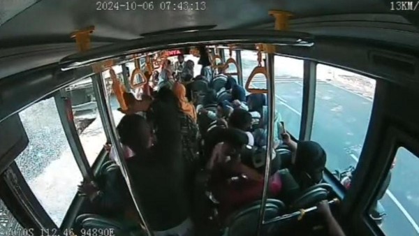 Bus Trans Jatim Dilempar Batu Oleh OTK saat Melintas di Suramadu