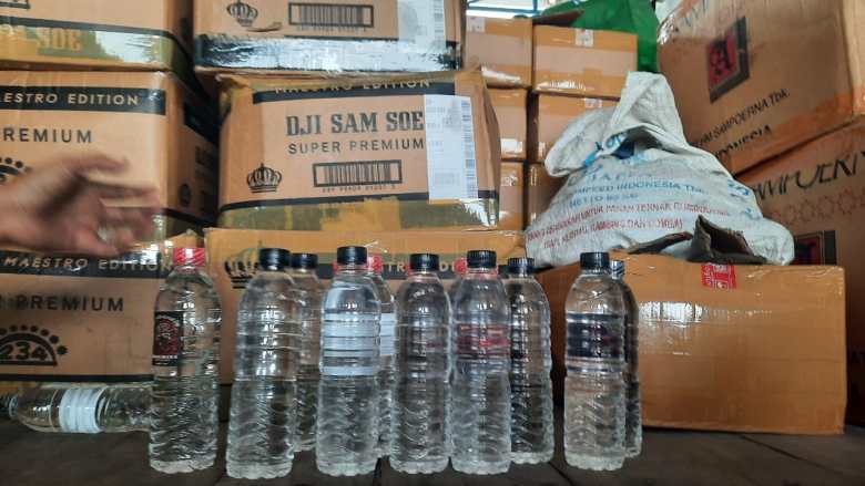 Truk Pengangkut Miras Diamankan di Pasuruan, Ribuan Botol Arak Bali Disita