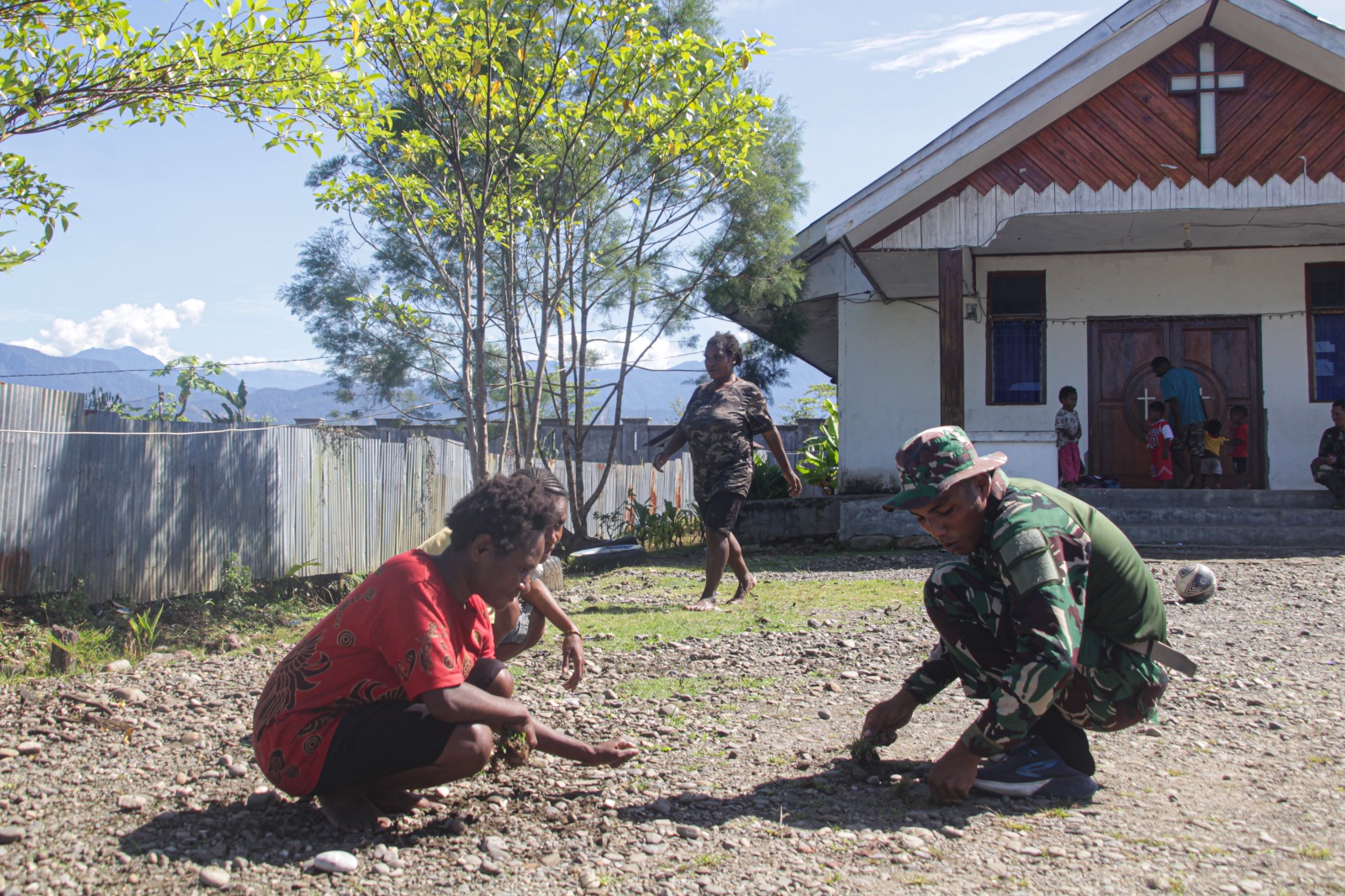 Kepedulian Satgas Yonif 503/Mayangkara Bersihkan Tempat Ibadah