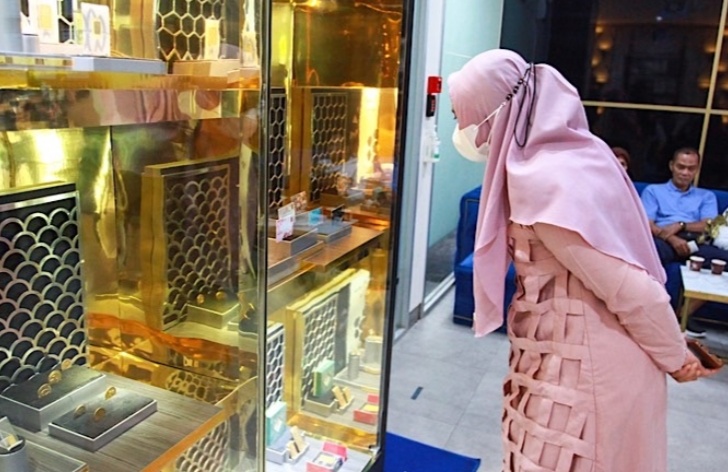 Diprediksi Harga Emas Naik, Warga Rela Antre Beli Logam Mulia