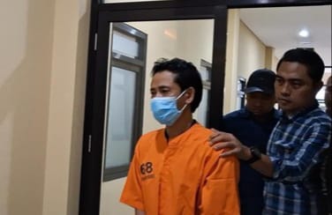 Edarkan Sabu, Oknum Anggota DPRD Sumenep Digelandang ke Kantor Polisi