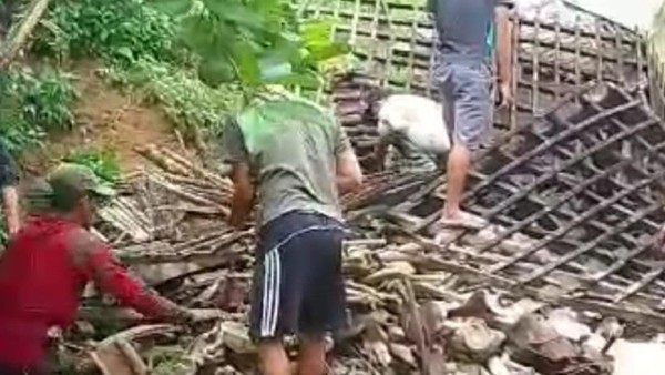 Tertimbun Longsor, Dapur Rumah Warga Trenggalek Rata dengan Tanah