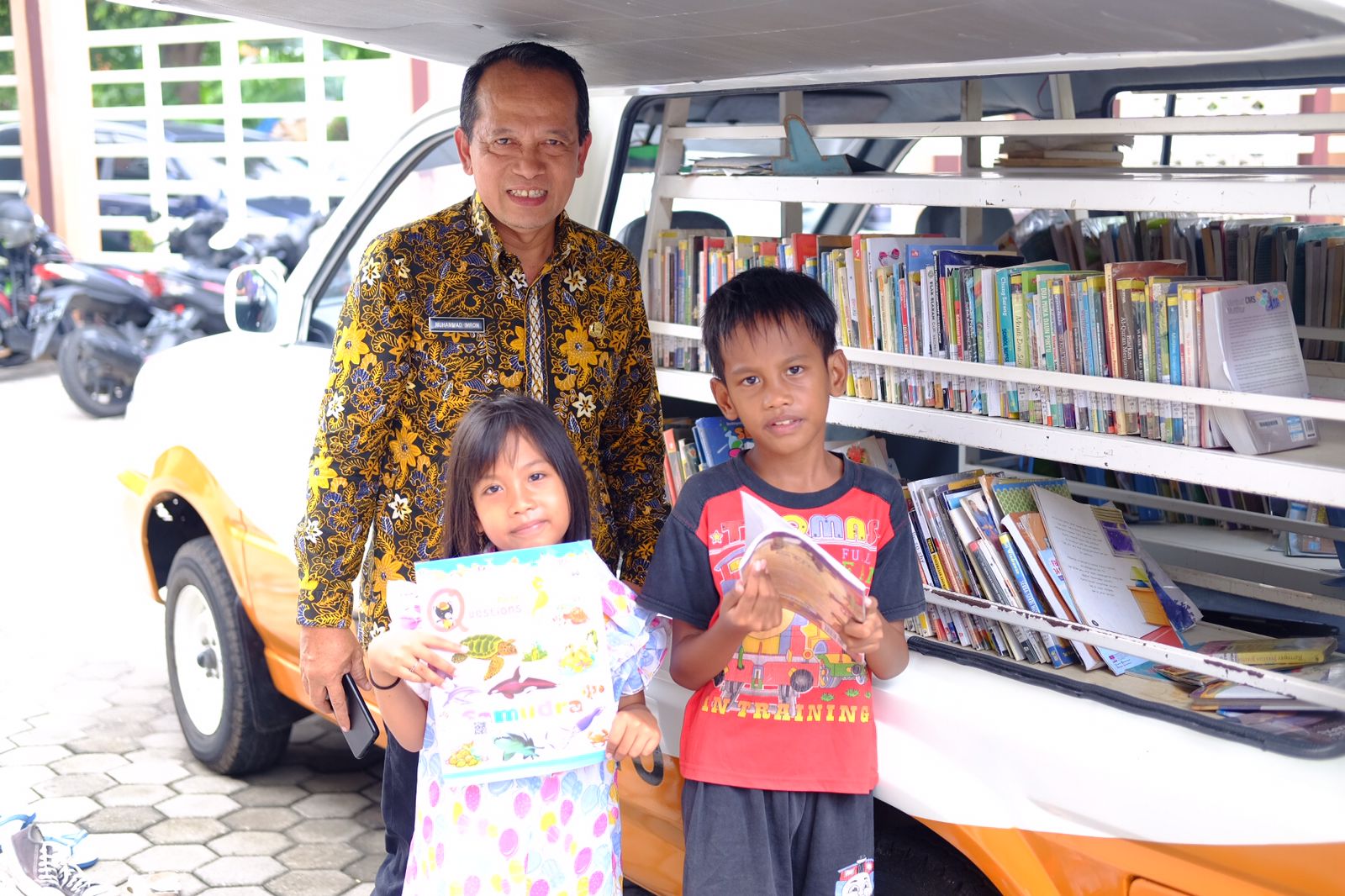 Hibur Anak-anak, Perpustakaan Keliling Kota Mojokerto Hadir di Tempat Pengungsian Korban Banjir 