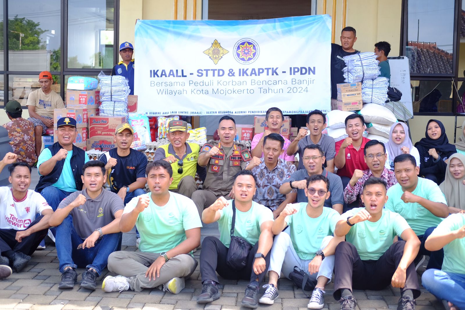 IKAALL – STTD dan IKAPTK – IPDN Salurkan Bantuan Sembako untuk Korban Banjir di Kota Mojokerto