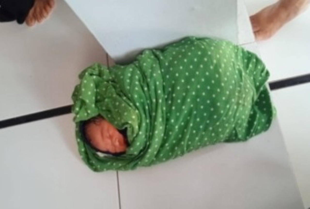 Gempar! Bayi Laki-laki Ditemukan di Teras Masjid Sumenep, Diduga Dibuang
