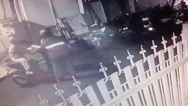 Sejoli di Mojokerto Terekam CCTV Curi Motor di Toko Ponsel