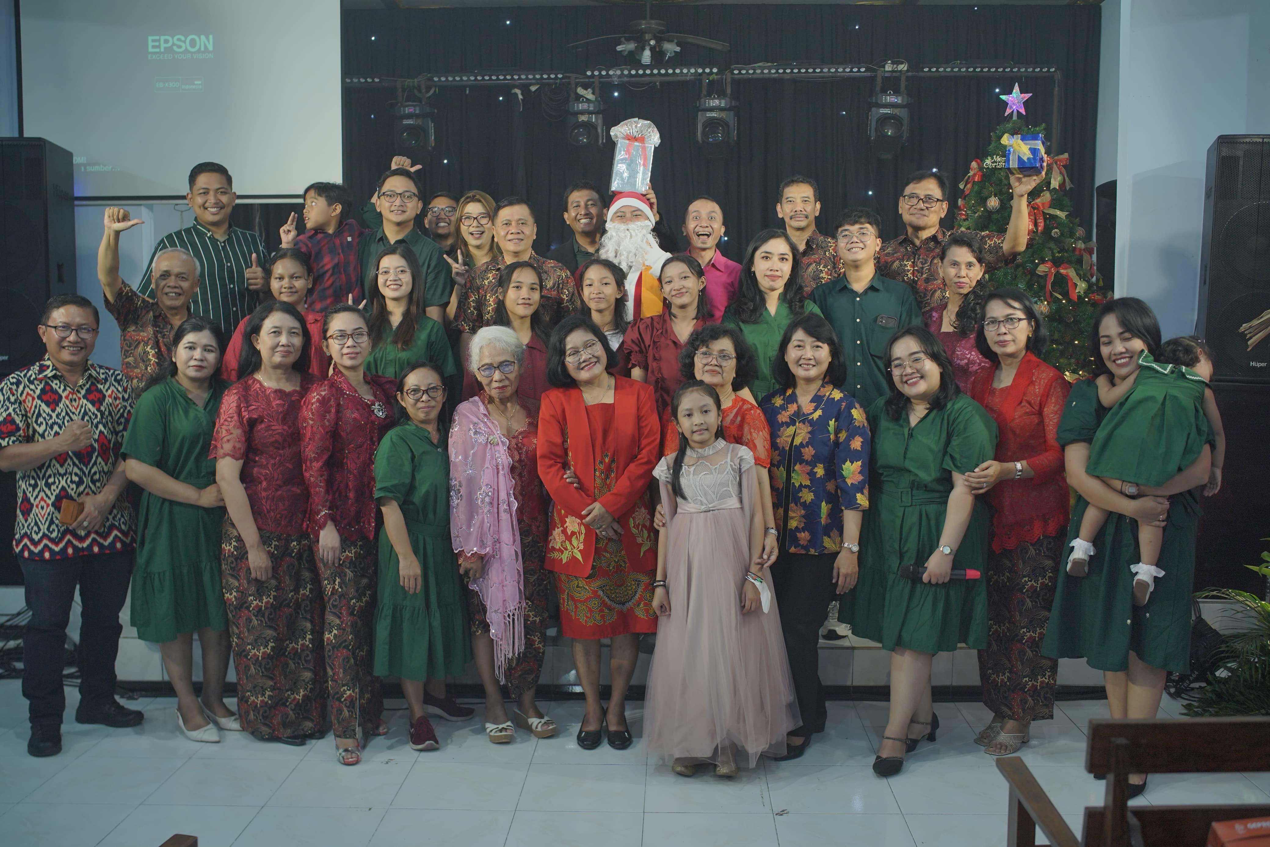 GKJW Wates Mojokerto, Jemaat Rayakan Malam Natal 2024 Dengan Hikmat dan Sukacita