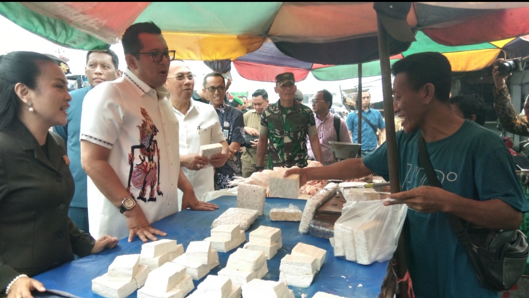 Jelang Nataru, Pj Wali Kota Mojokerto Turun ke Pasar, Pastikan Ketersediaan Bahan Pangan