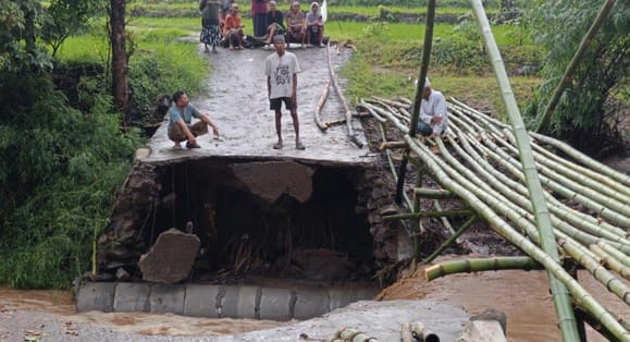 Jembatan Penghubung 2 Desa di Probolinggo Putus