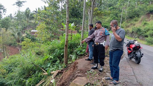 Berteduh di Bekas Warung, 8 Orang di Kediri Terperosok ke Jurang 1 Tewas