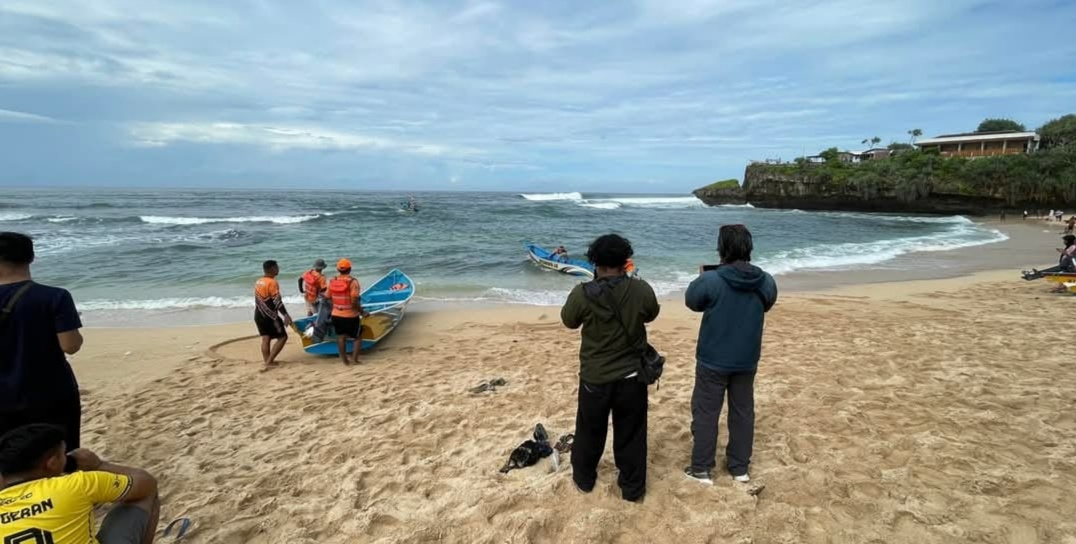 Belasan Siswa SMPN 7 Kota Mojokerto Terseret Ombak Pantai Drini Gunung Kidul