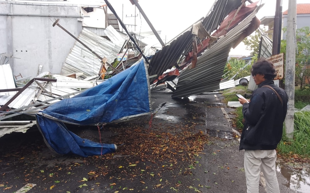 Puluhan Pohon Tumbang, Rumah dan Warung Rusak Usai Di Terjang Angin Kecang di Mojokerto