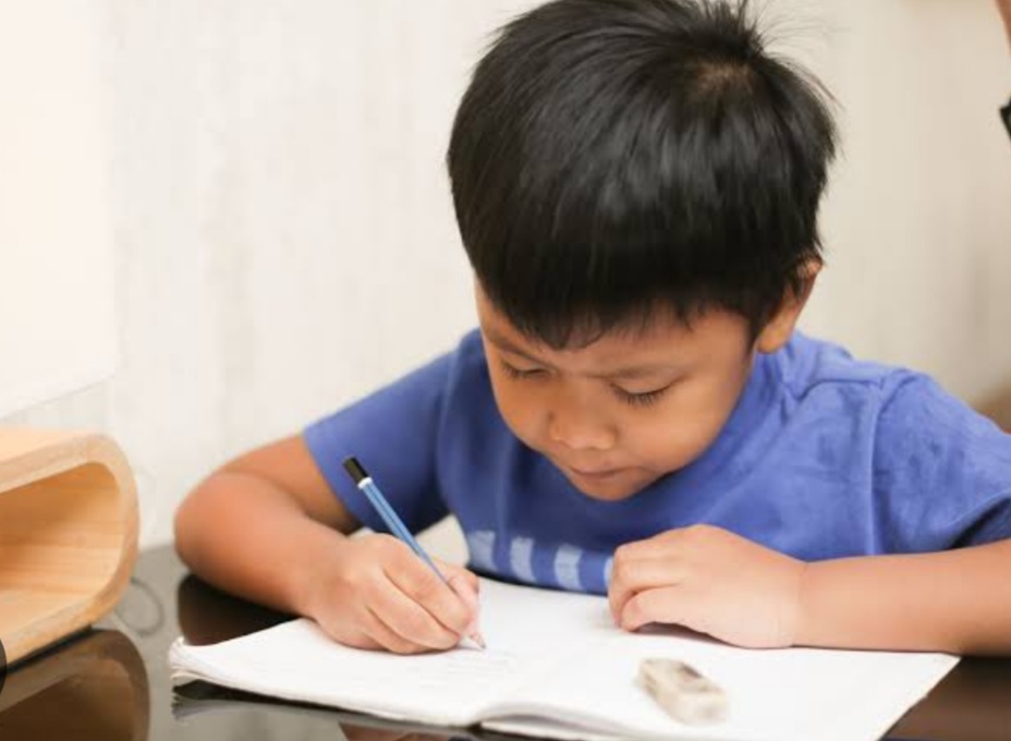 Ortu Wajib Tahu! 5 Cara Mengatasi Anak Malas Belajar Menurut Psikolog