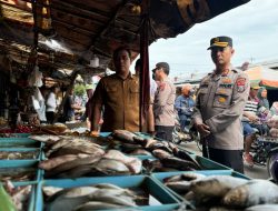 Kapolres Mojokerto Kota dan Diskopukmperindag Blusukan ke Pasar Tradisional Pastikan Bapokting Stabil