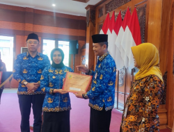 Ning Ita Serahkan SK Kenaikan Pangkat 110 ASN Pemkot Mojokerto