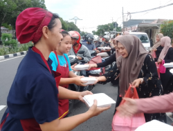 PKK Balongsari Bagi Ratusan Takjil Ke Masyarakat di Malam Lailatul Qadar