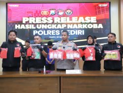 Polres Kediri Berhasil Gagalkan Peredaran Narkoba, Tiga Tersangka dan Sabu Hampir 1 Kg Diamankan