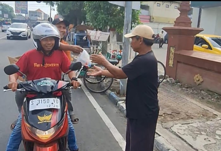 PWI Mojokerto Raya Bagikan 100 Nasi Bungkus Disejumlah Ruas Jalan dalam Aksi Jumat Berkah
