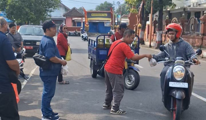 Jumat Berkah PWI Mojokerto 100 Nasi Bungkus Ludes dalam 20 Menit di Alun-Alun Wira Raja