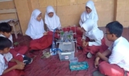 Inovasi Tante D’ Santer Gerakan Peduli Lingkungan Sekolah yang Memanfaatkan Gelas dan Botol Bekas Air Mineral