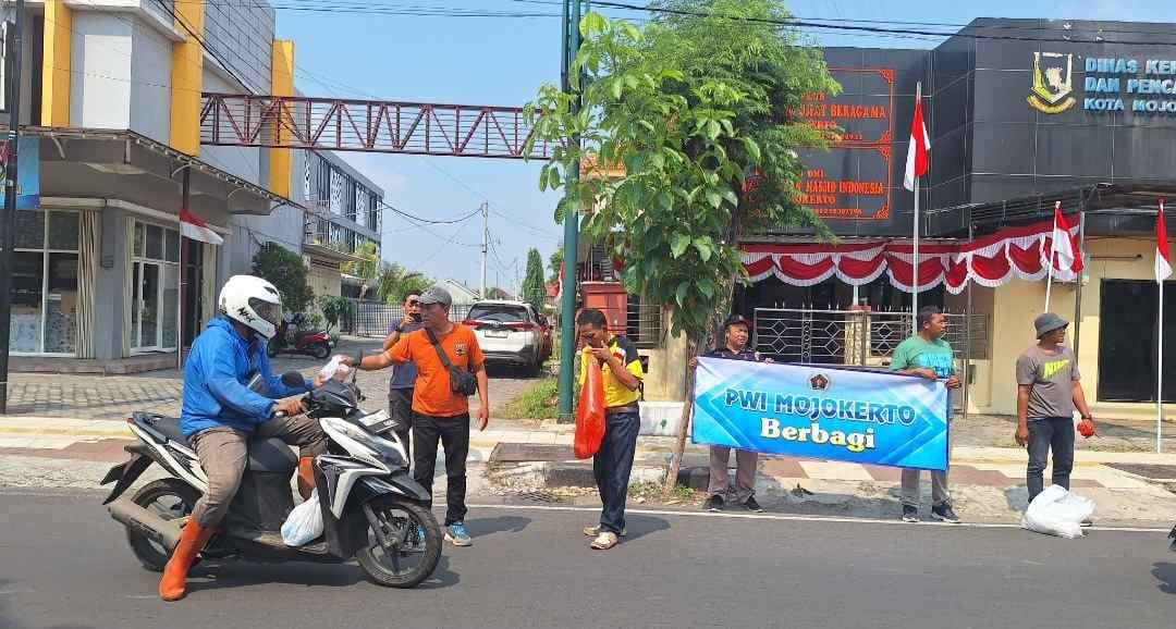Wartawan Mojokerto Tebar Kebaikan, PWI Bagikan Ratusan Nasi Bungkus di Jumat Berkah
