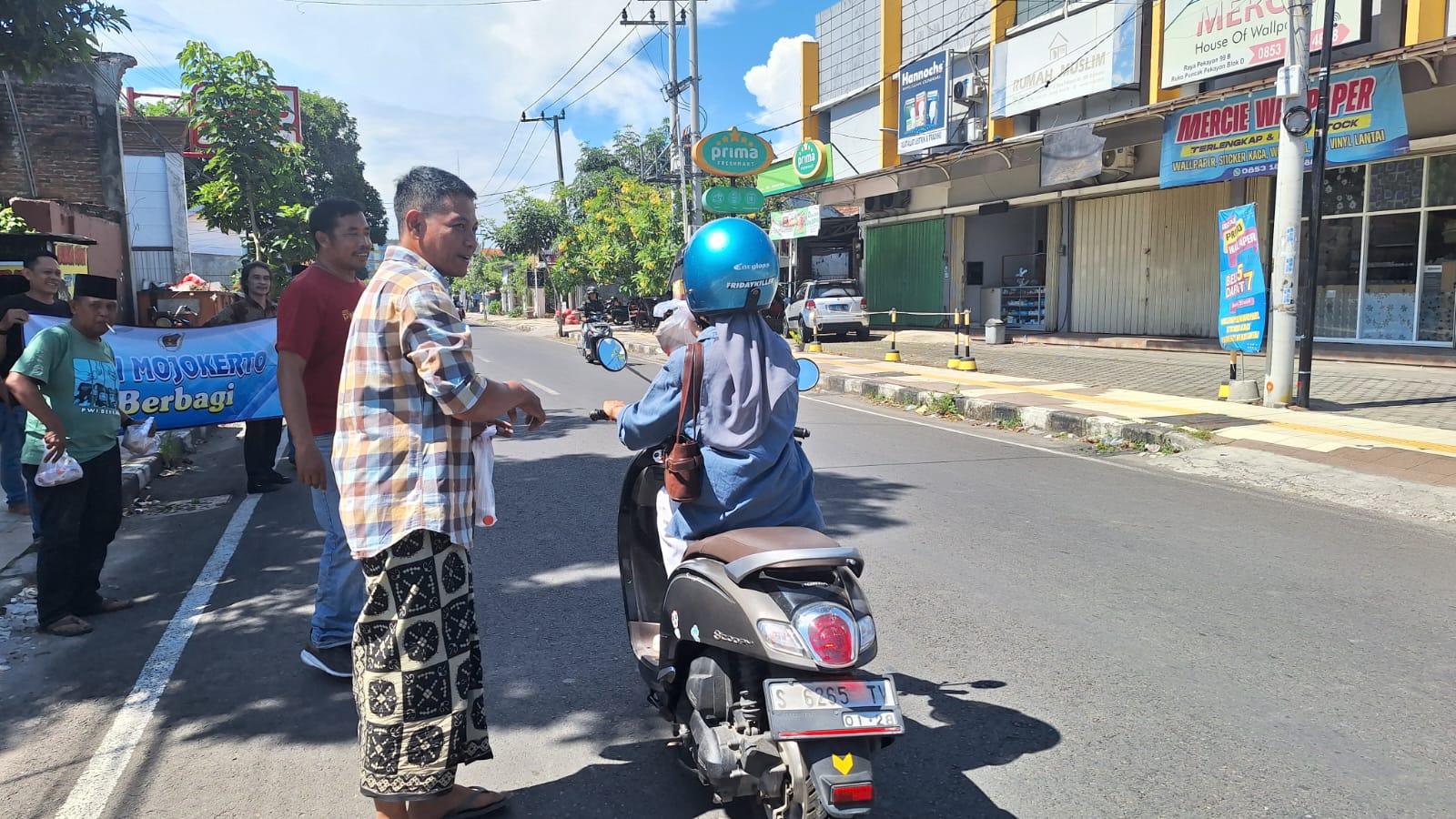 Rutin Gelar Jumat Berkah, PWI Mojokerto Salurkan Ratusan Nasi Bungkus dari PT Pupuk Indonesia