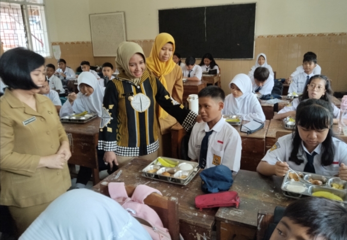 Sidak MBG di Dua Sekolah, Ning Ita Ingin Pastikan Menu Fresh, Sehat dan Tepat Waktu