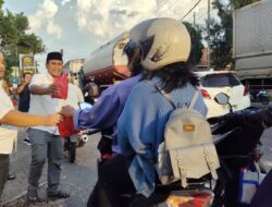 PT Athariz Building Gandeng PWI Mojokerto, Tebar 500 Takjil di Simpang Pekukuhan Mojosari