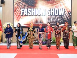 Ikatan Adhyaksa Dharmakarini Kejari Kota Mojokerto ikuti Fashion Show memakai Kebaya Terakota dan Batik Motif 3 Negeri