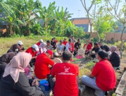 Bulan Bung Karno, DPC hingga Ranting PDI Perjuangan Kota Mojokerto Bersih Makam, Nyekar Tokoh Partai dan Tanam Pohon Sukun