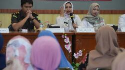 Dorong Kelurahan Sadar Hukum, Ning Ita Ajak Warga Tertib Bayar PBB